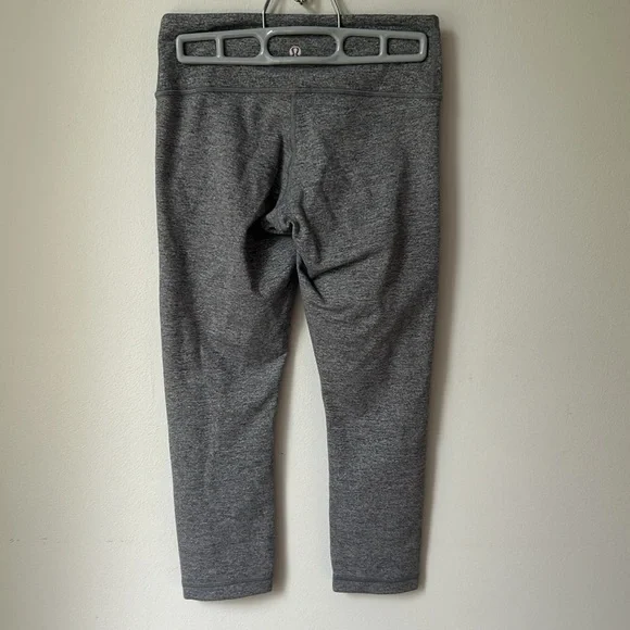 Size 4. Lululemon cropped legging - Picture 2 of 4